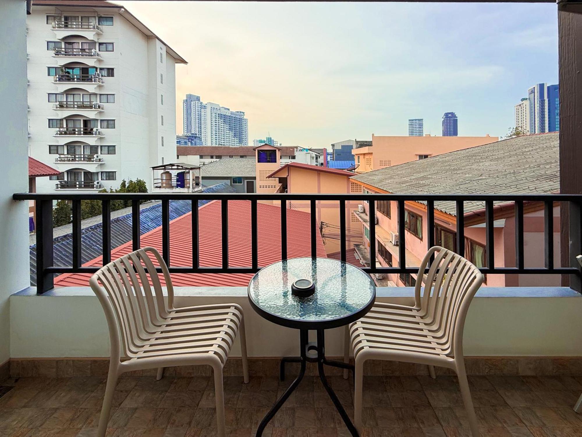 Nalanta Hotel Pattaya Exterior photo